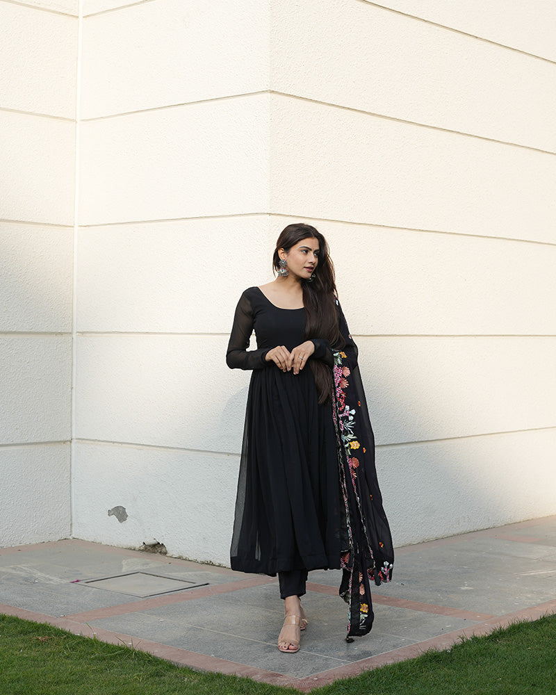 GEORGETTE BLACK COLOUR BACKLESS ANARKALI THREE PIECE SUIT
