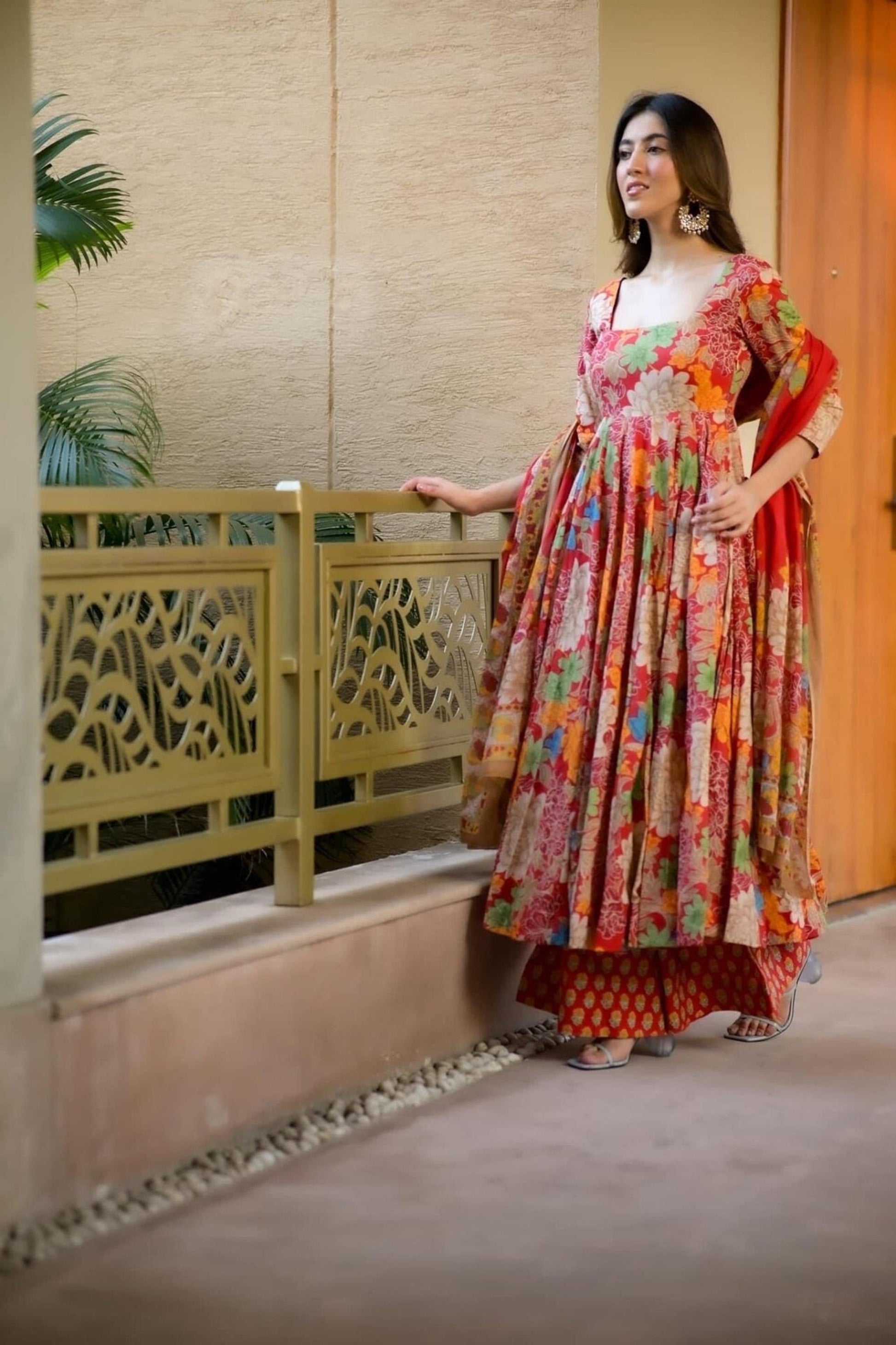 ELEGANT FLORAL MUSLIN SUIT SETWITH FAXU BLOOMING DUPATTA