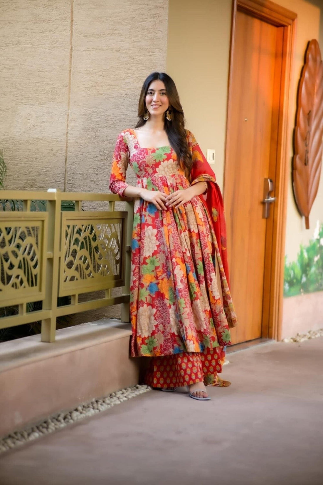 ELEGANT FLORAL MUSLIN SUIT SETWITH FAXU BLOOMING DUPATTA