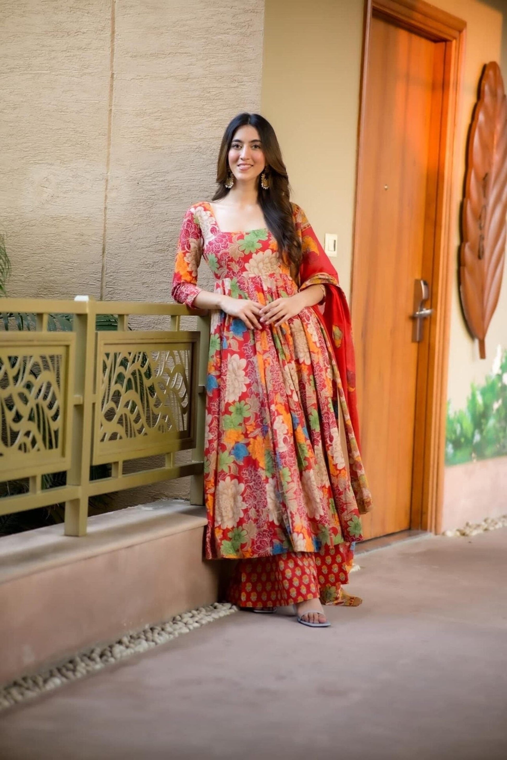 ELEGANT FLORAL MUSLIN SUIT SETWITH FAXU BLOOMING DUPATTA