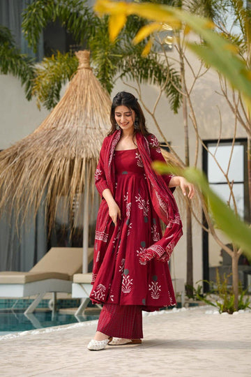 MAROON MASLIN DIGITAL PRINT SUIT SET WITH FAXU BLOOMING DUPATTA